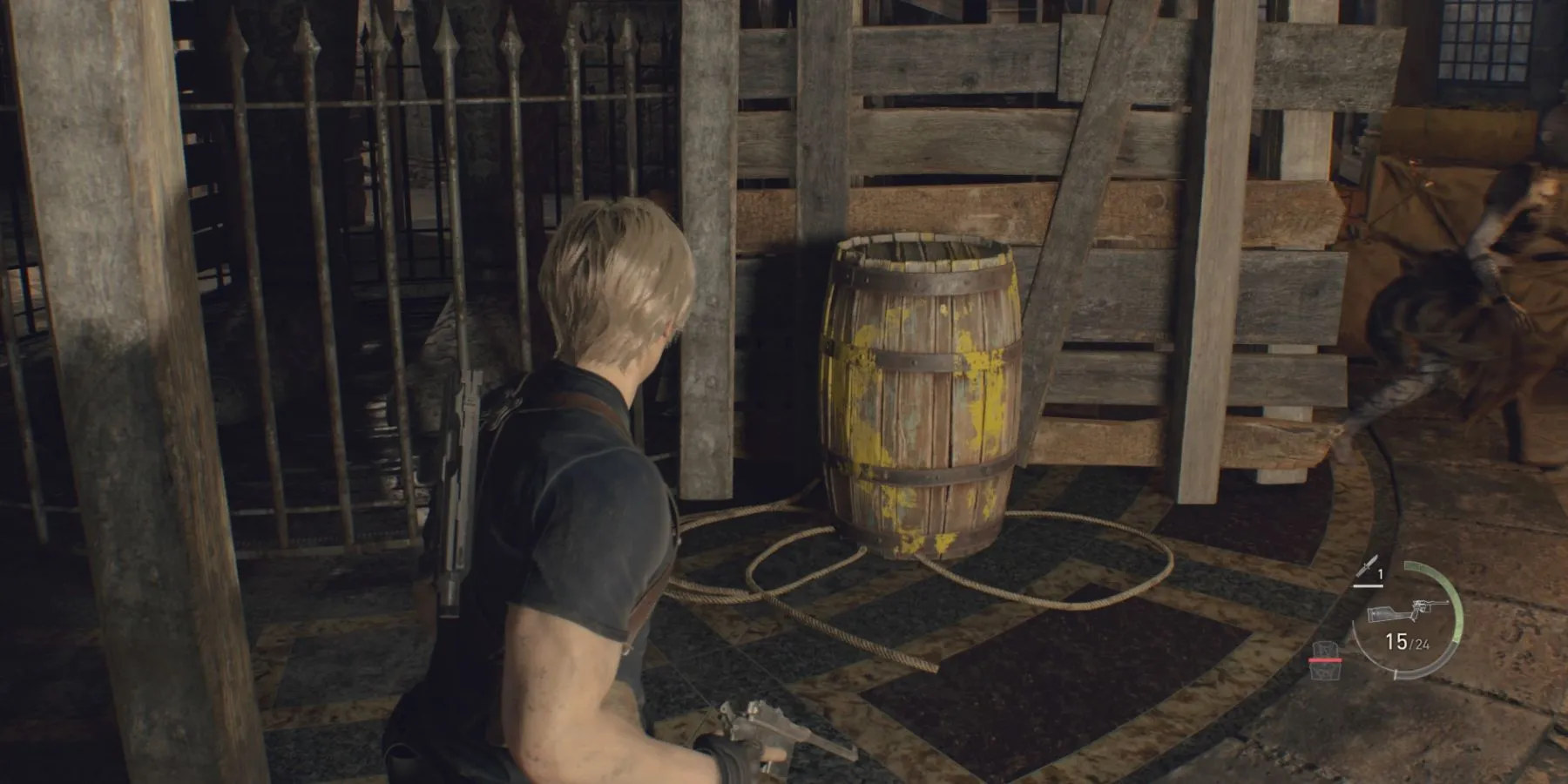 Leon fait face à une caisse jaune dans le remake de Resident Evil 4