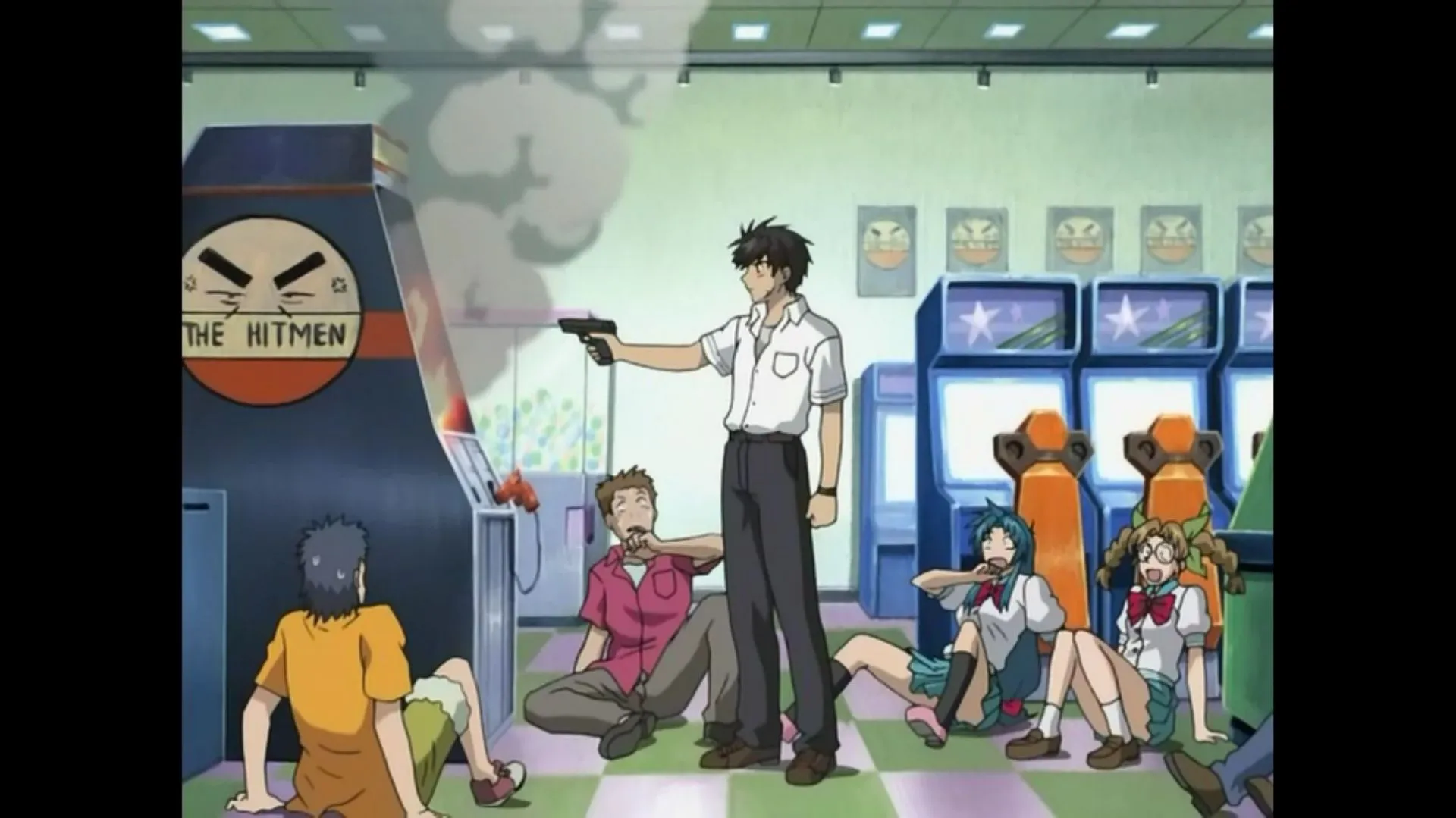 Sousuke atirando no gabinete de fliperama (Imagem via Kyoto Animation)