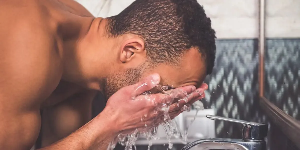 Hoofd en schouders voor het wassen van gezicht (Beeld via Getty Images)