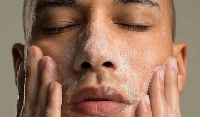 Analisando a lavagem do rosto com um xampu anticaspa: Head and Shoulders é seguro para a pele?