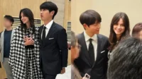 [Multiple Pictures] Photos of Song Joong Ki and his wife Katie attending his sister’s wedding went viral on the Internet! She always looks at her sideways and protects her wife, so she looks very loving~