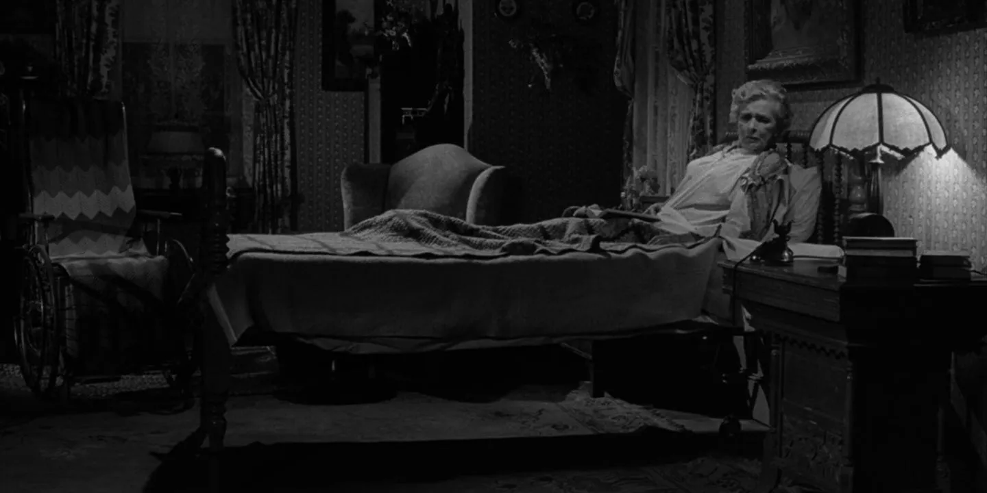 Una anciana sentada en la cama en el episodio The Twilight Zone