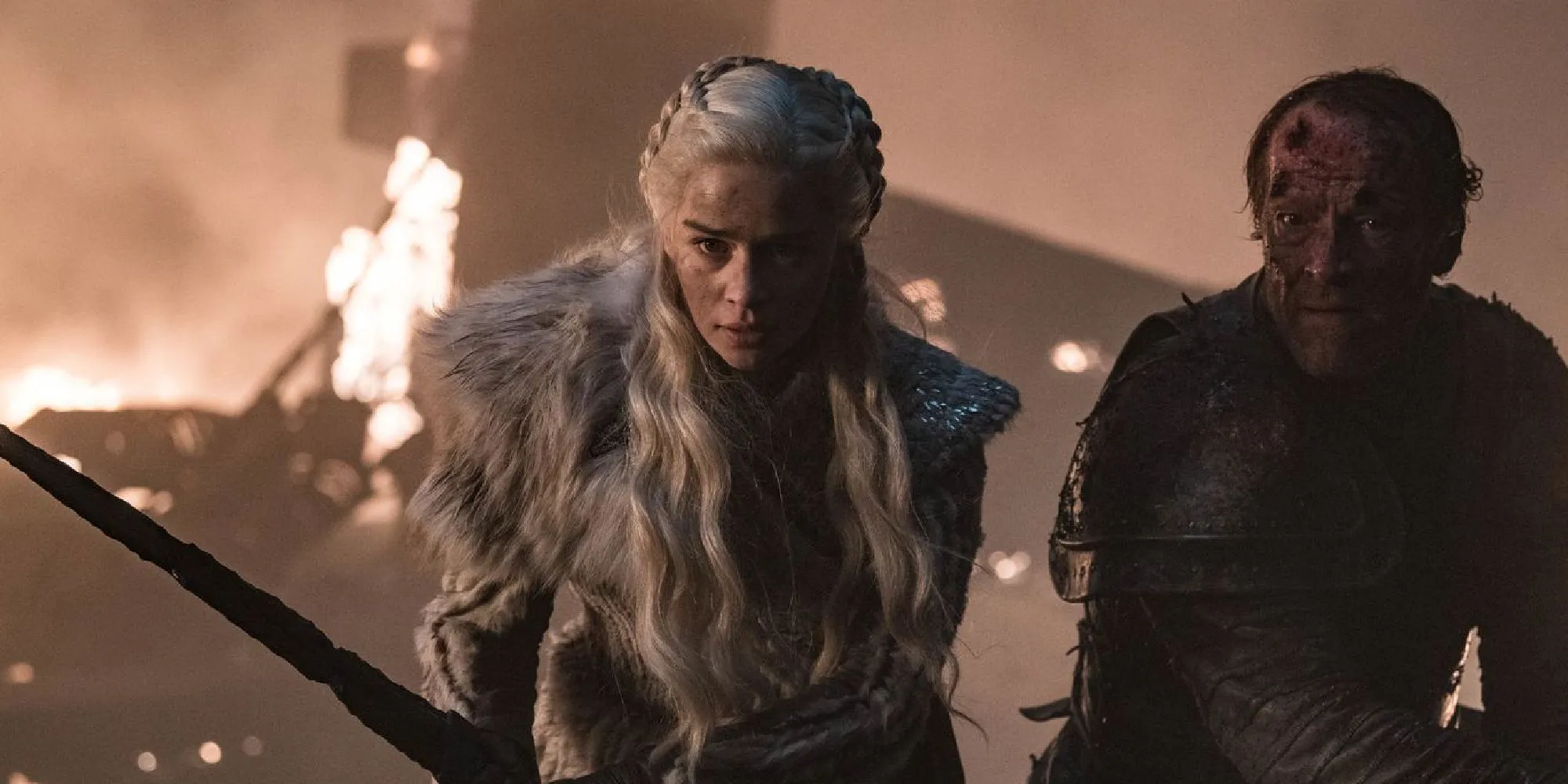Daenerys brandisce una spada per difendere Jorah Mormont durante la battaglia di Grande Inverno