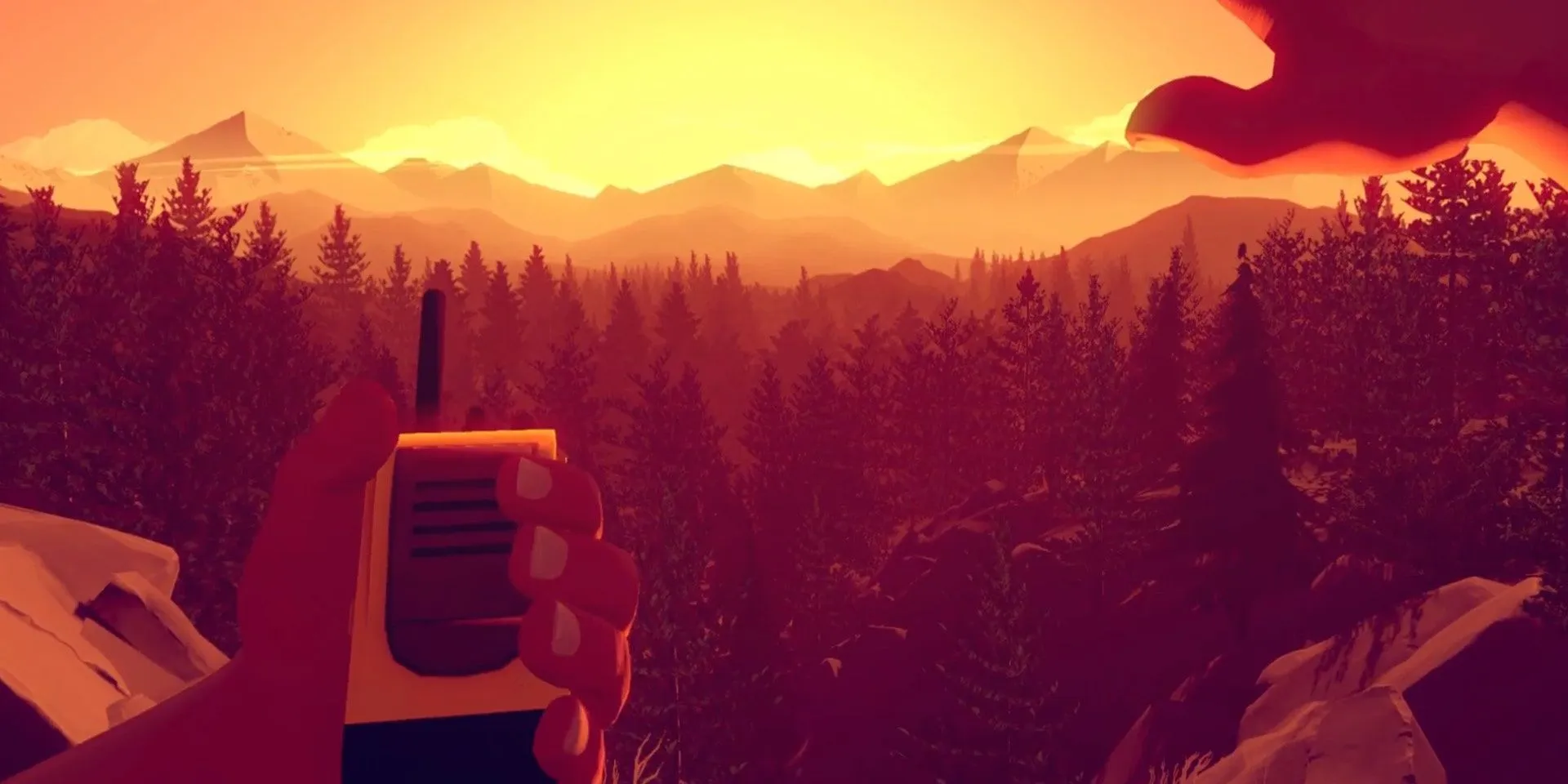 Gracz trzymający radio i patrzący na las w Firewatch