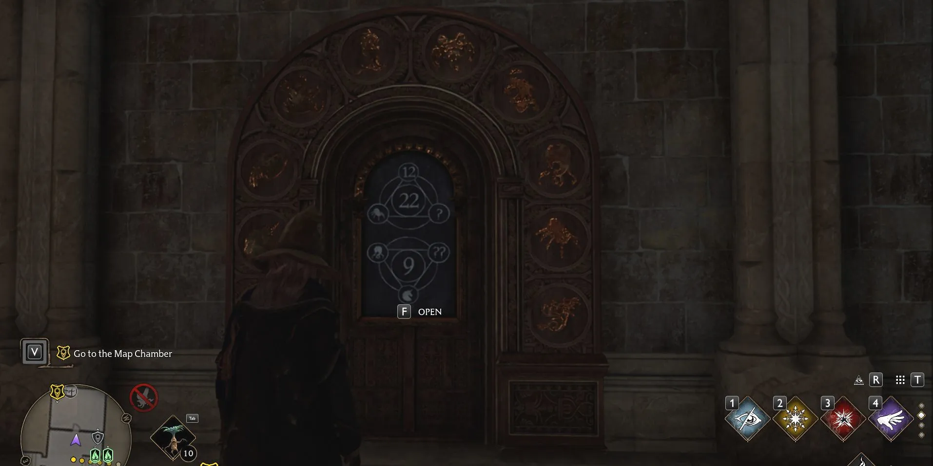 Immagine della porta dei dadi nella Galleria Lunga in Hogwarts Legacy.