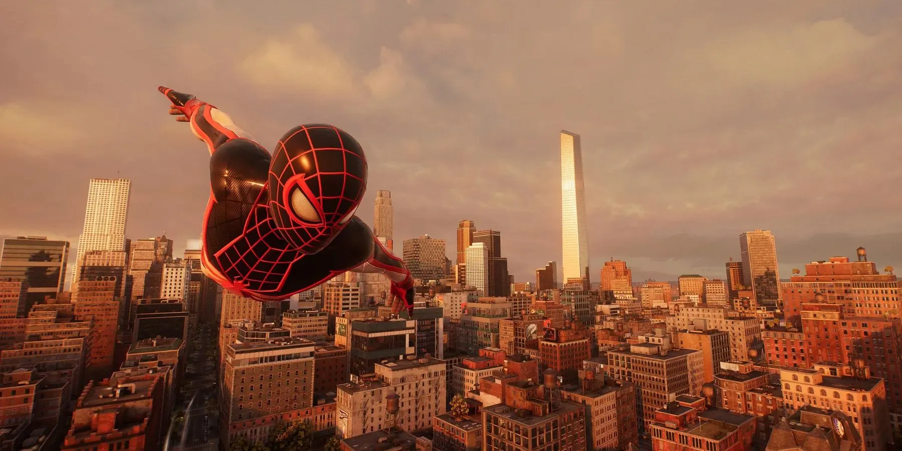 Une capture d'écran de Miles Morales planant au-dessus d'un coucher de soleil à New York dans Marvel's Spider-Man 2.