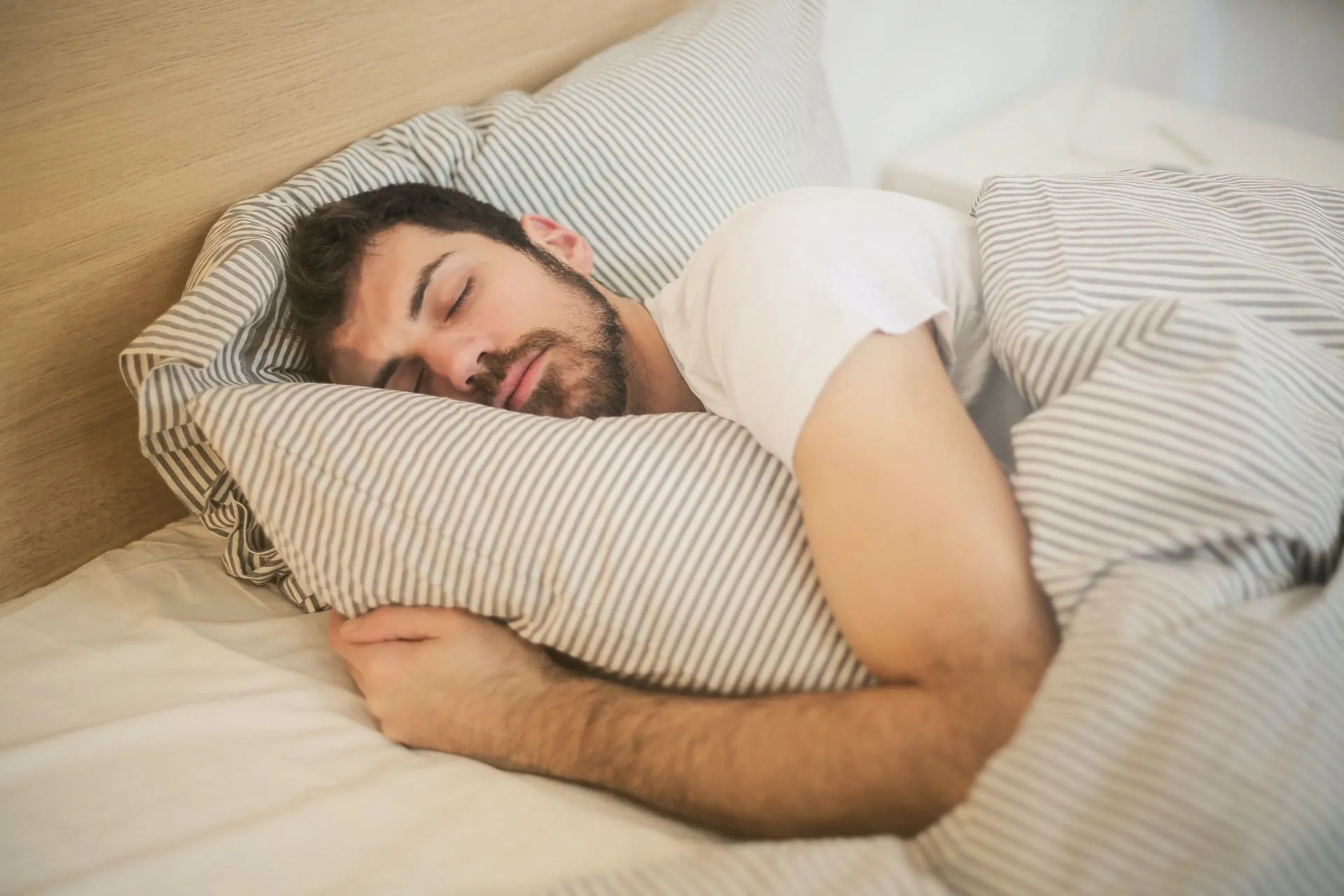 Una buena almohada es muy necesaria para dormir bien (Imagen vía Pexels/Andrea Piacquadio)