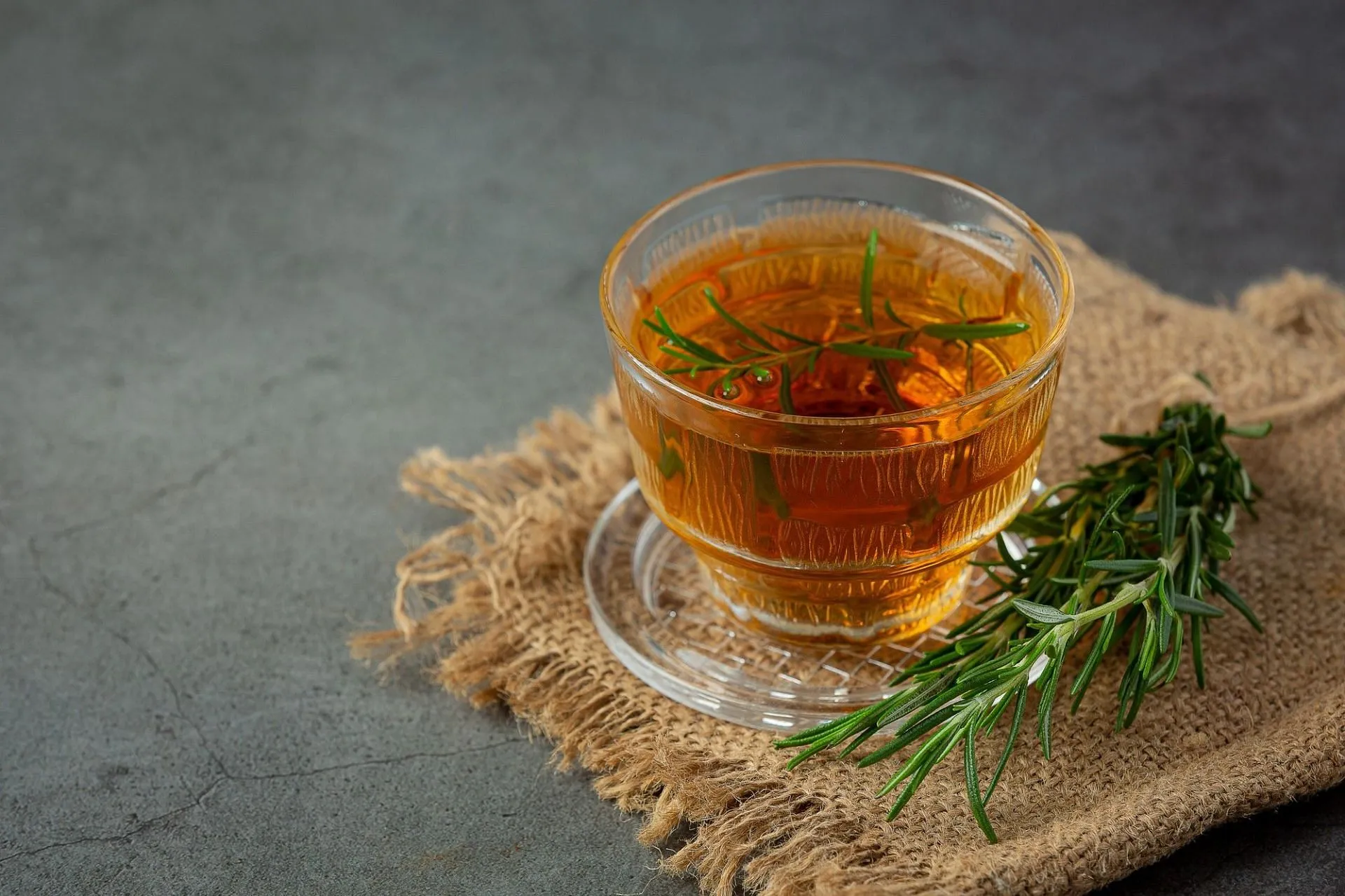 Make rosemary tea at home. (Image via Freepik/jcomp)