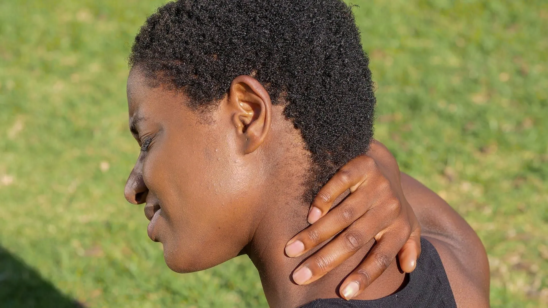 頸部疼痛可能有多種原因。 （圖片來自 Pexels/Kindel Media）