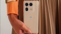O mais recente carro-chefe Edge da Motorola traz especificações de ponta com parte traseira de madeira