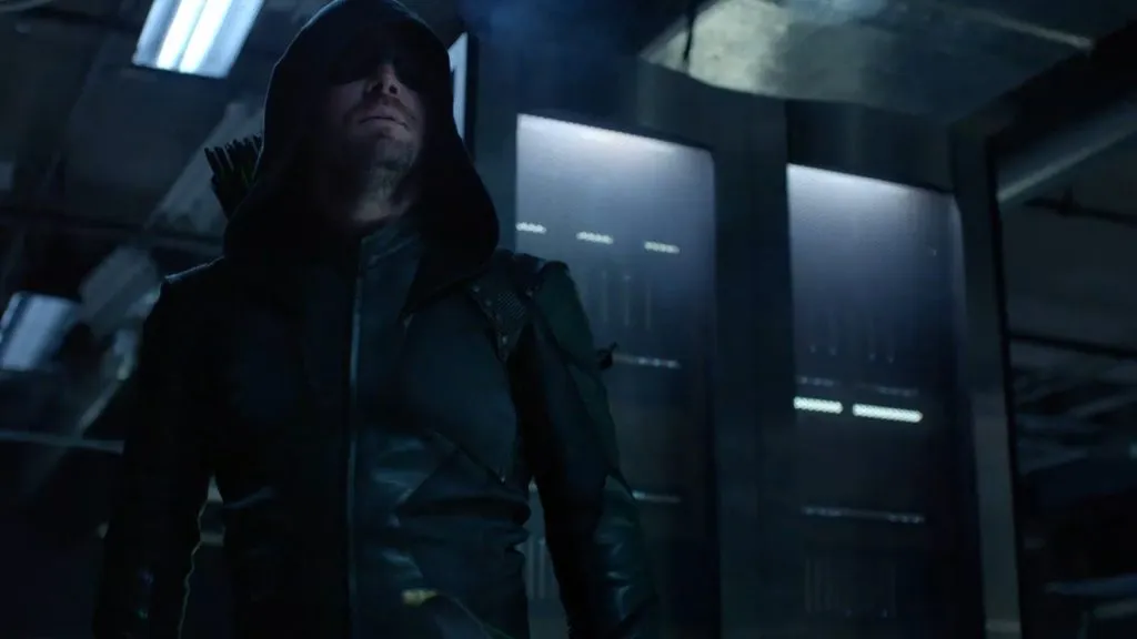 Oliver Queen se tient dans les sahdows d'Arrow.