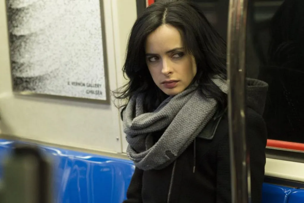 Beste Superhelden-Shows: Krysten Ritter als Jessica Jones, sitzend in einem U-Bahn-Wagen