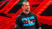 CM Punk 意外被锁在 WWE 总部，不得不向粉丝求助