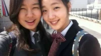 “Legendary K-ARTS Class of ’10” Atrizes Kim Go-eun e Ahn Eun-jin se reencontram após 14 anos