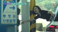 IVE’s Ahn Yu-jin Uses Height Advantage on “Earth Arcade” Toll Ticket