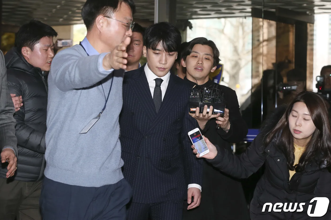 Seungri si scaglia contro il nome dei BIGBANG "leeching off" nella sua ultima apparizione