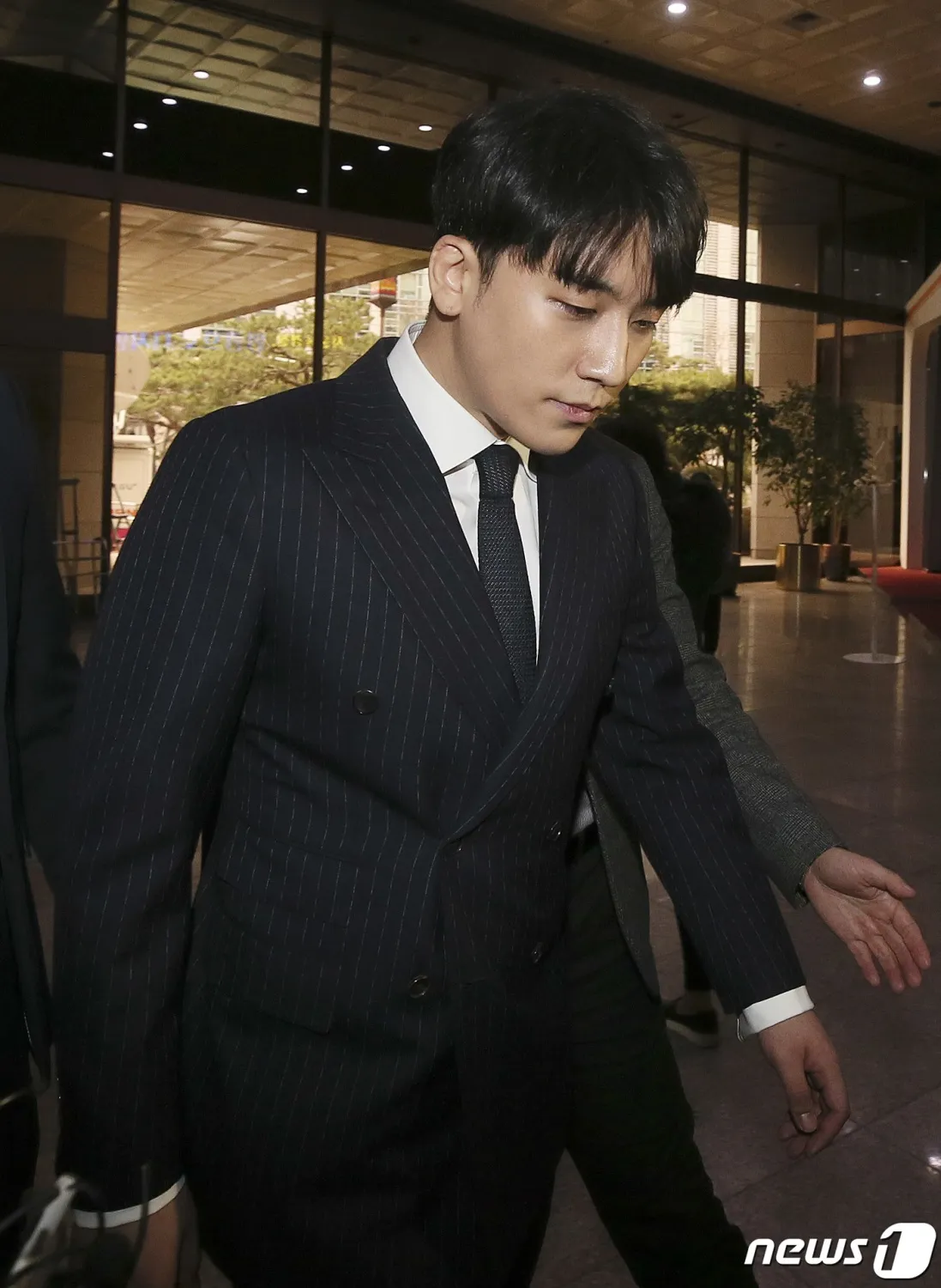 Seungri recibe críticas por 'eliminar' el nombre de BIGBANG en su última aparición